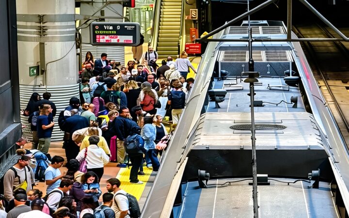 Ilustración conceptual de ciberseguridad ferroviaria y servidores digitales de Adif