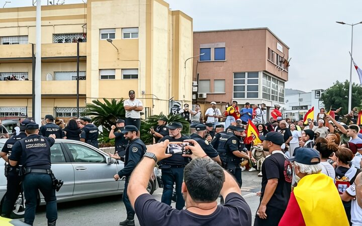 Ilustración conceptual de los altercados en el puerto con presencia policial