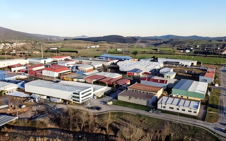 Vista aérea de un polígono industrial con naves y edificios empresariales en Cantabria.