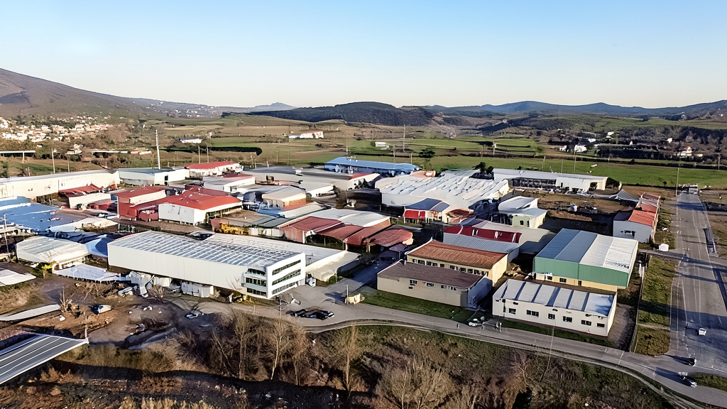 Vista aérea de un polígono industrial con naves y edificios empresariales en Cantabria.