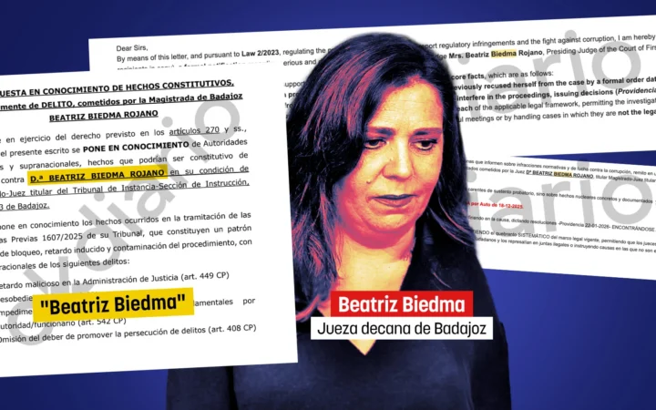 Balanza de la justicia y documentos oficiales en un despacho judicial.