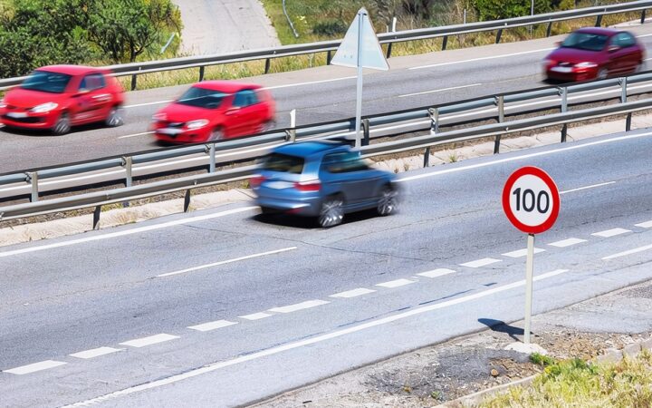 Señalización de tráfico y límites de velocidad en carretera española