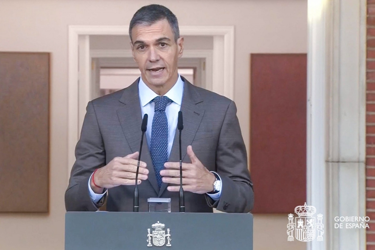 Fotografía editorial de Pedro Sánchez interviniendo en una comparecencia oficial desde un atril con el escudo de España y el logotipo del Gobierno.
