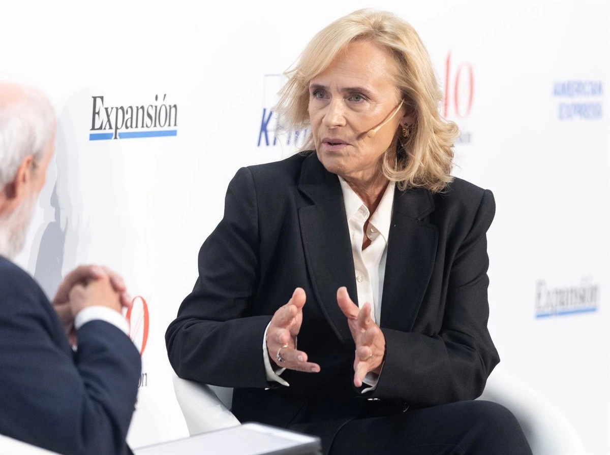 Gloria Ortiz, consejera delegada de Bankinter, gesticula durante una intervención en un evento empresarial junto a un logotipo de Expansión.
