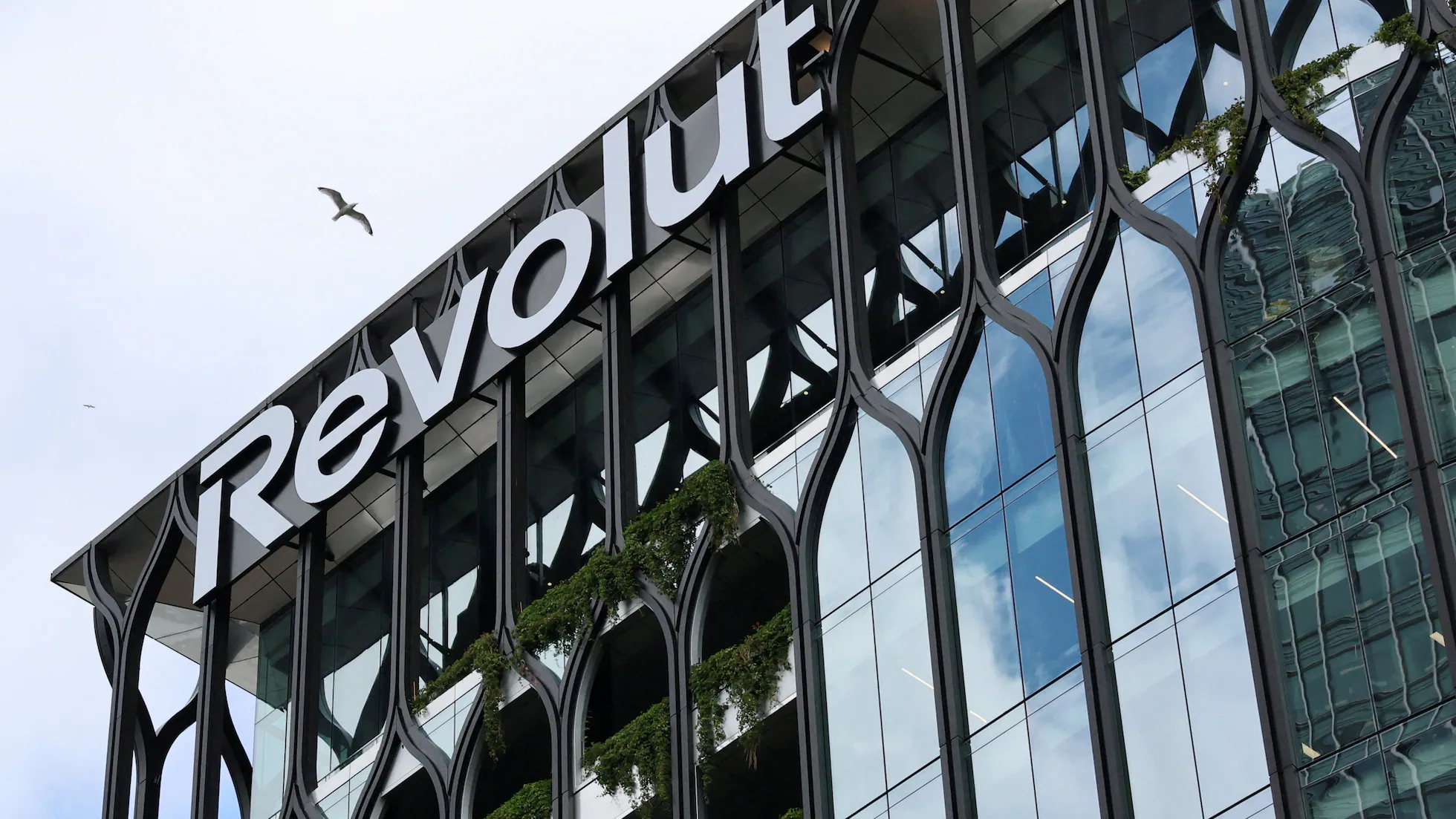 Fotografía exterior del edificio de oficinas de Revolut con su logotipo corporativo claramente visible en la fachada.