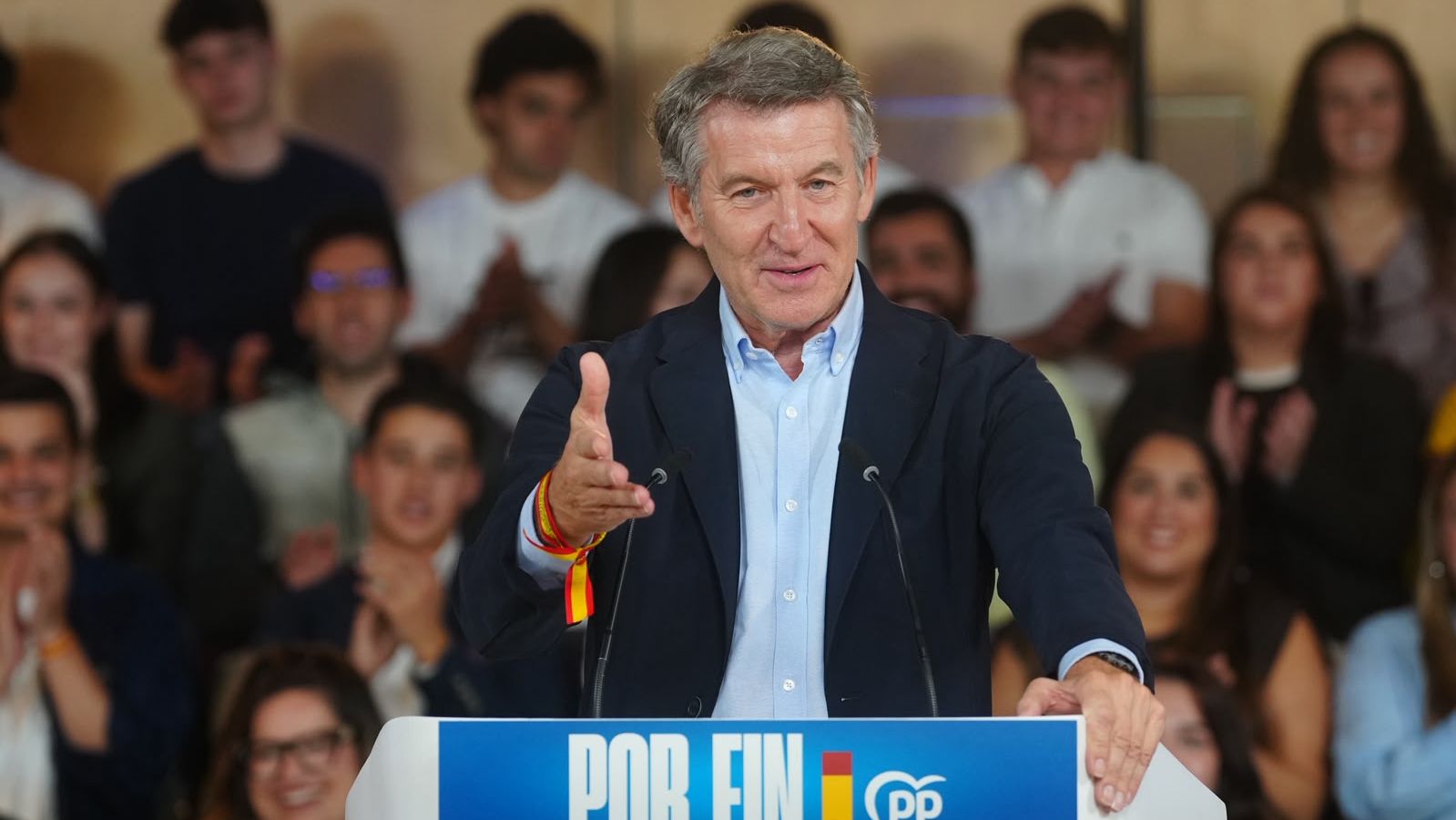 Alberto Núñez Feijóo interviniendo en un atril con el logotipo del Partido Popular ante un público que aplaude.