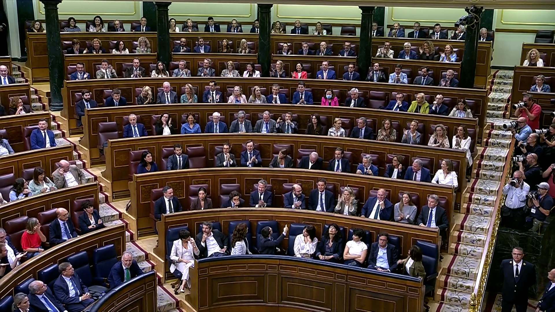 Fotografía editorial que muestra el hemiciclo del Congreso de los Diputados durante una sesión plenaria con los diputados en sus escaños.