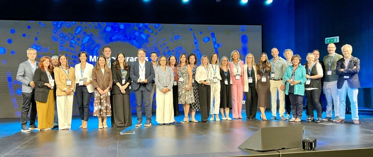 Fotografía grupal de directivos y sanitarios premiados en el escenario durante la entrega de los premios Top 20.