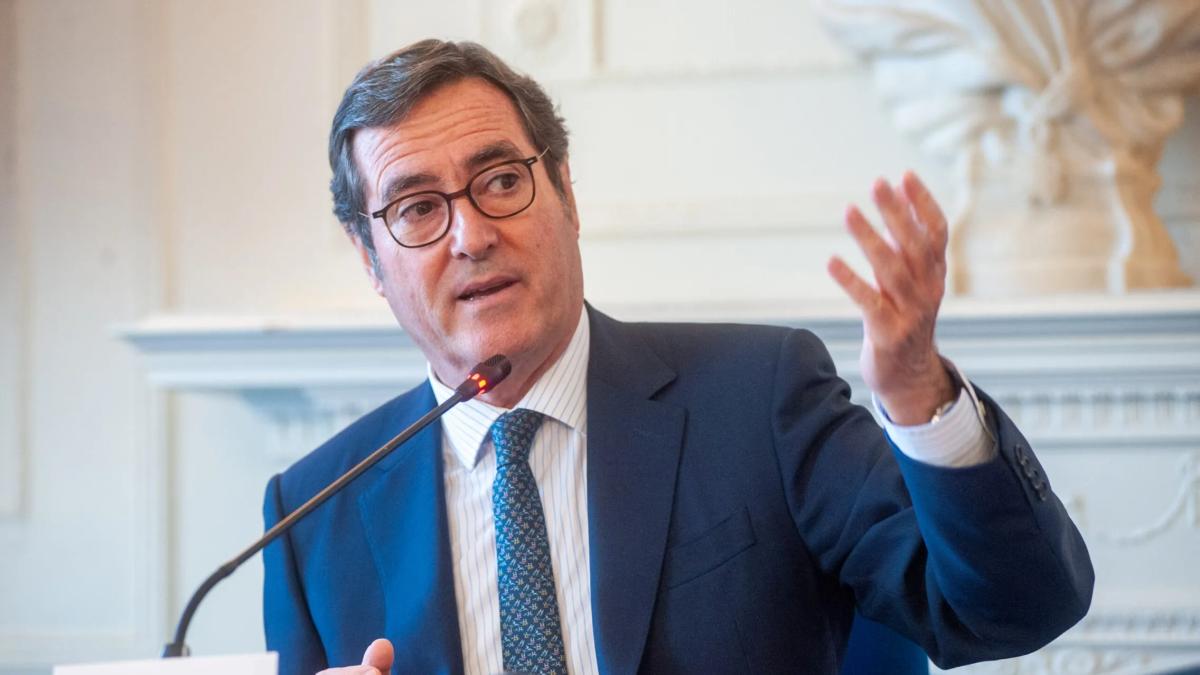 Fotografía de Antonio Garamendi, presidente de la CEOE, gesticulando mientras interviene ante un micrófono.