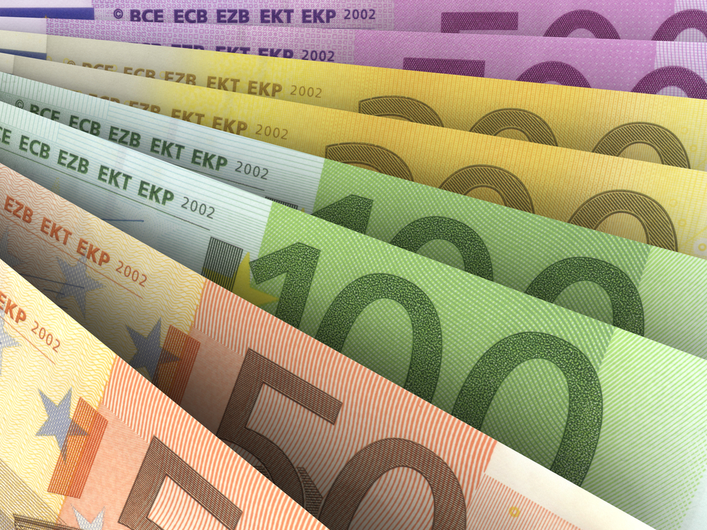 Billetes de euro en abanico de diferentes denominaciones y colores