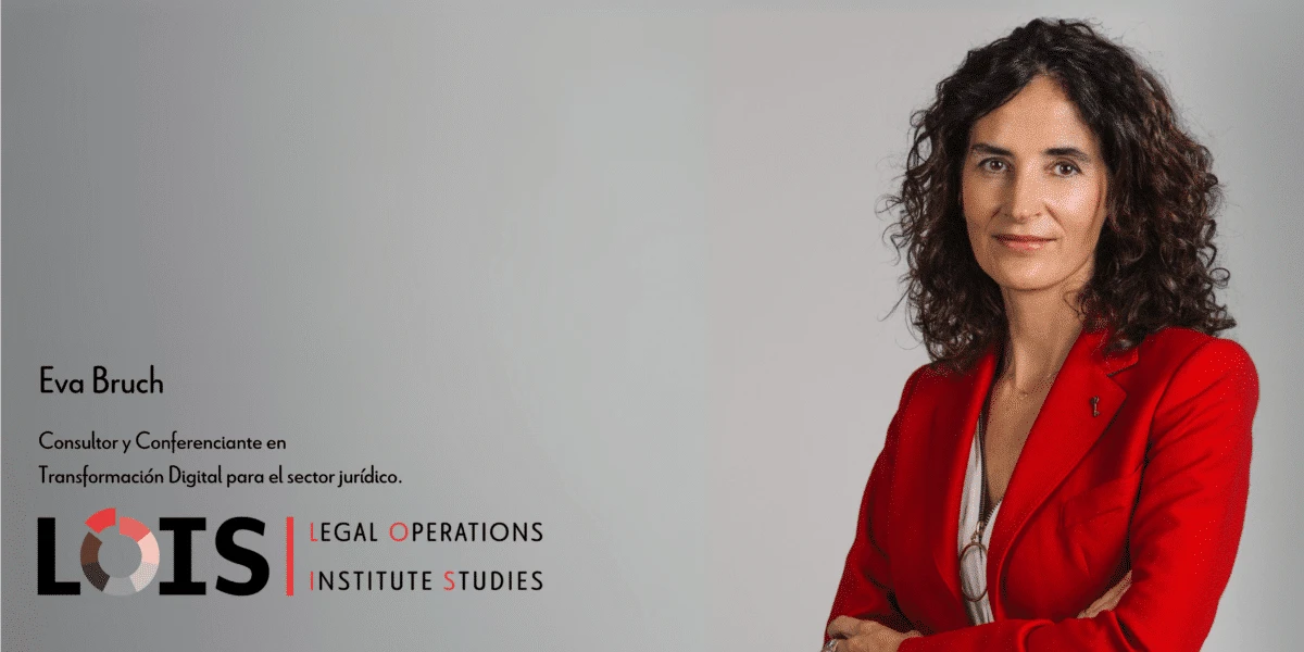 Retrato de Eva Bruch con chaqueta roja frente a un fondo gris con el logotipo de LOIS.