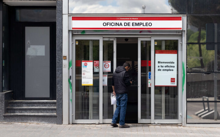 Un hombre de espaldas entrando a una oficina de empleo en la Comunidad de Madrid.