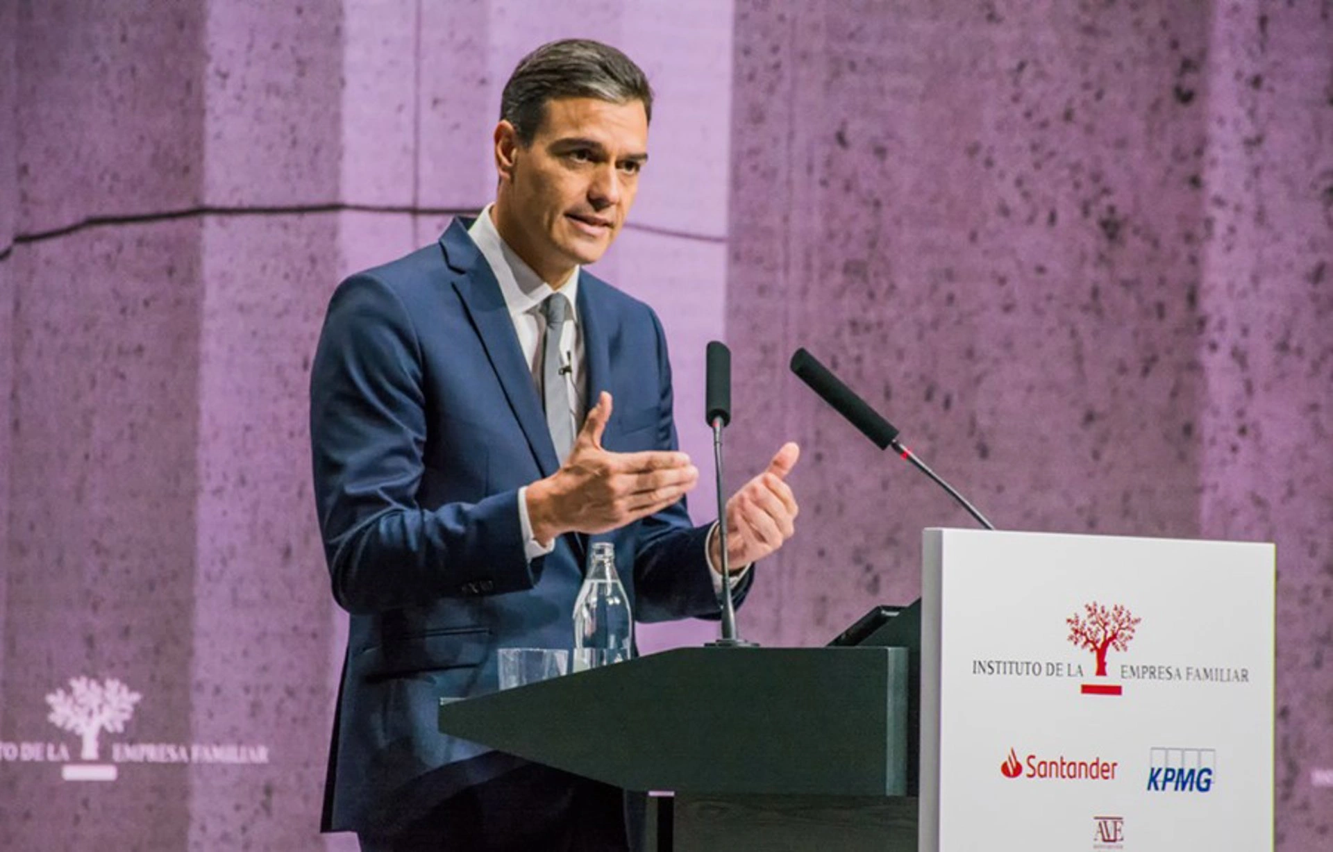 Pedro Sánchez en el atril durante el Congreso del Instituto de la Empresa Familiar