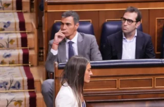 Fotografía institucional de Pedro Sánchez y otros diputados en el Congreso de los Diputados.
