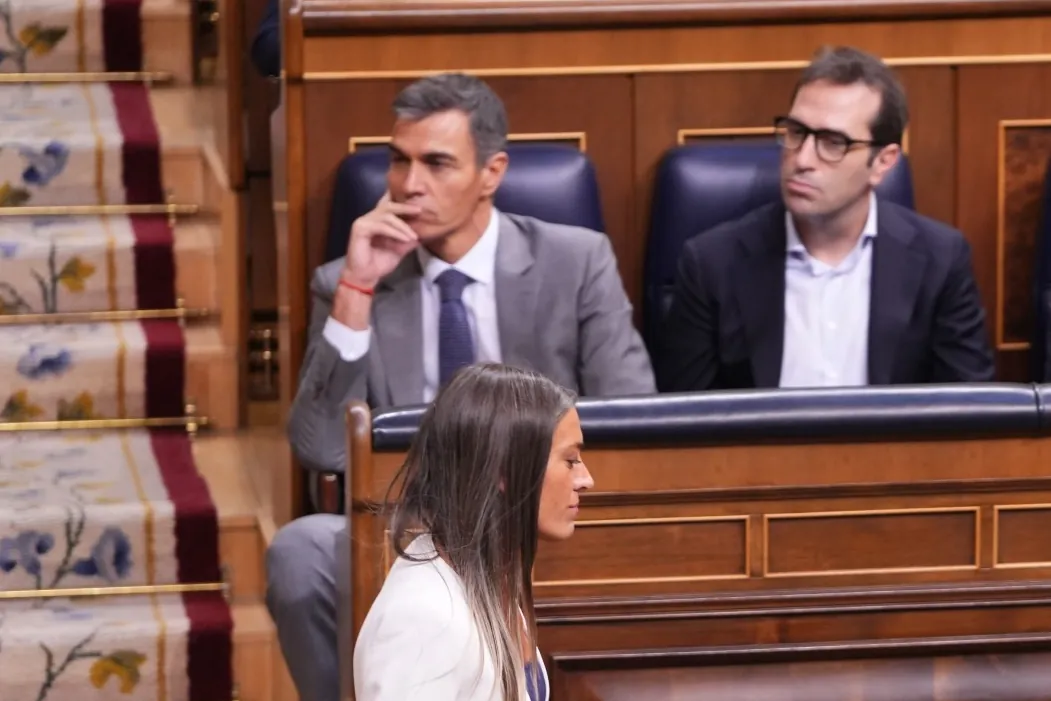 Fotografía institucional de Pedro Sánchez y otros diputados en el Congreso de los Diputados.