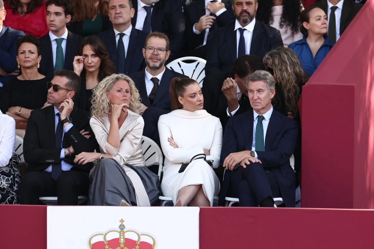 Fotografía de políticos sentados en una tribuna durante un evento público.