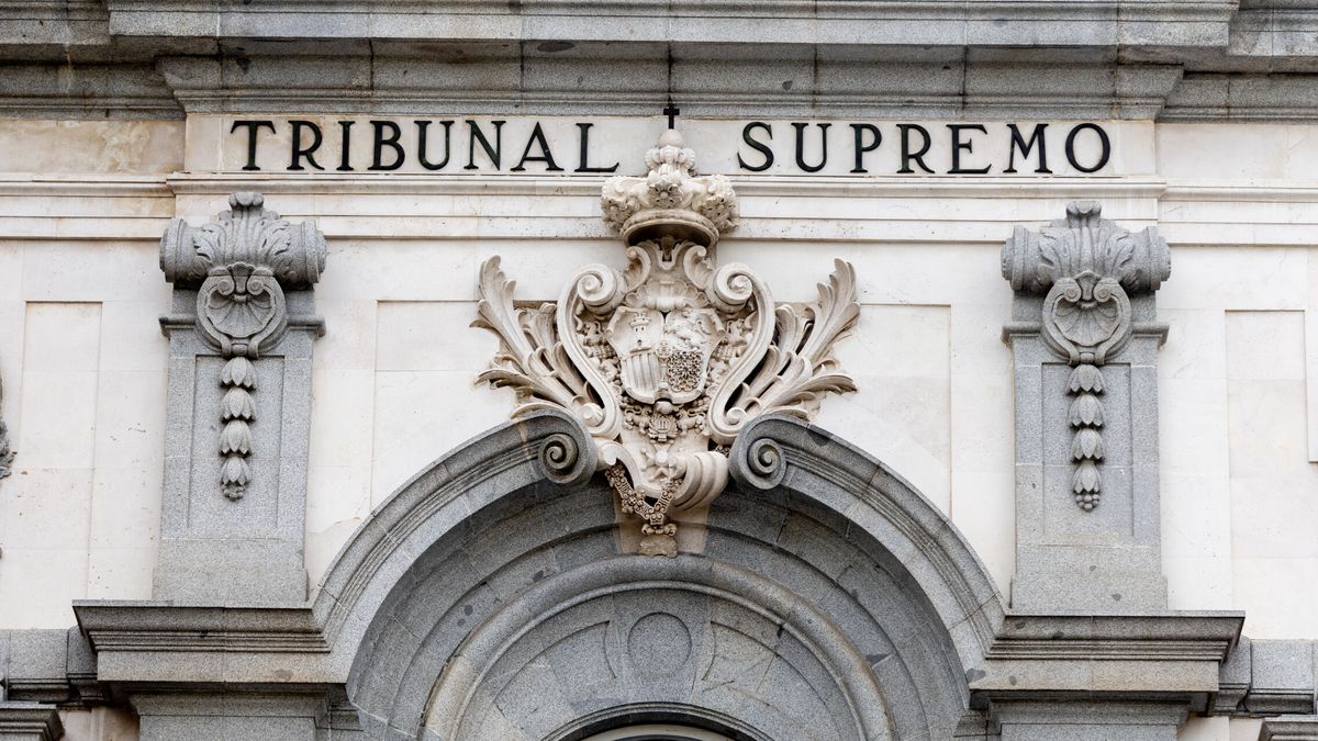 Fachada principal del Tribunal Supremo en España, mostrando la inscripción en piedra y el escudo oficial.
