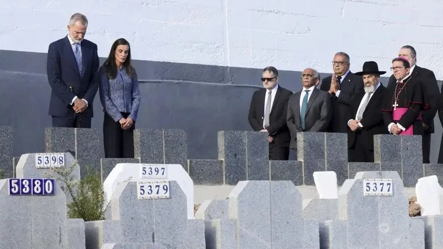 Los reyes Felipe VI y Letizia guardando un minuto de silencio junto a representantes religiosos ante nichos en el cementerio musulmán de Sidi Embarek en Ceuta.